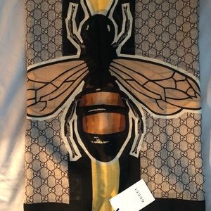 ❌ SOLD❌Gucci GG bee scarf/shawl
